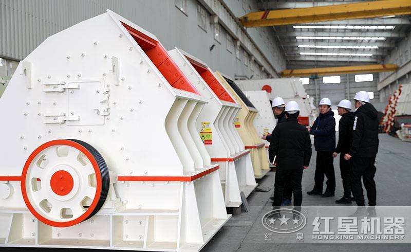 大型錘破機(jī)展示，客戶參觀現(xiàn)場(chǎng)