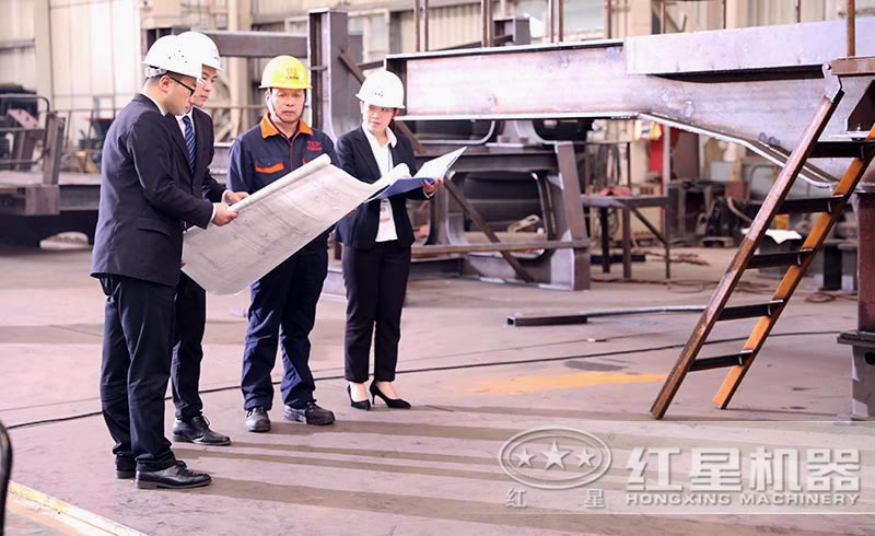 技術(shù)人員為客戶介紹不同制沙機的特點，以及價格分析