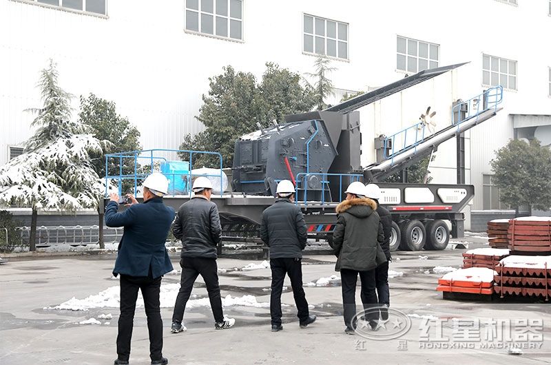 車載流動碎石機廠家價格實惠，客戶現(xiàn)場參觀