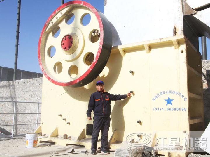 大型環保鄂式破石機生產現場，效果好，用戶評價高