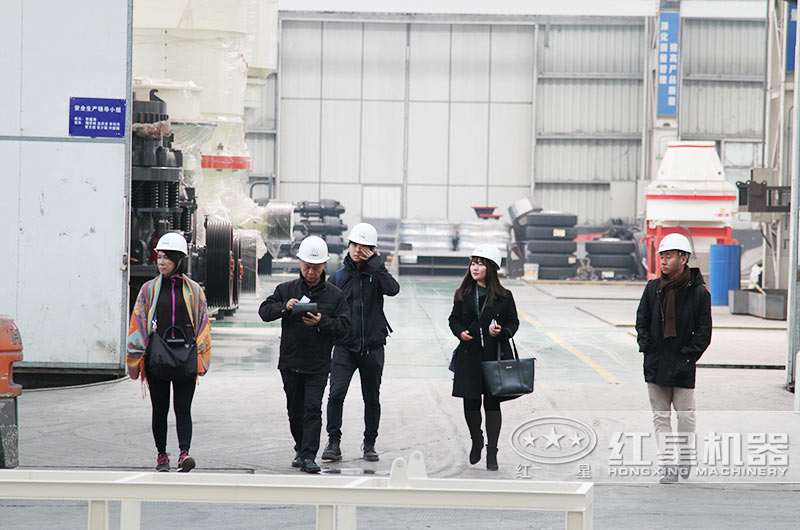 規(guī)模化設(shè)備廠房，提供立式復(fù)合破碎機免費咨詢