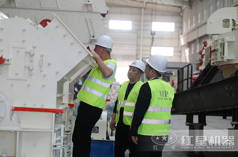 客戶(hù)來(lái)廠(chǎng)考察細(xì)碎制砂機(jī)設(shè)備